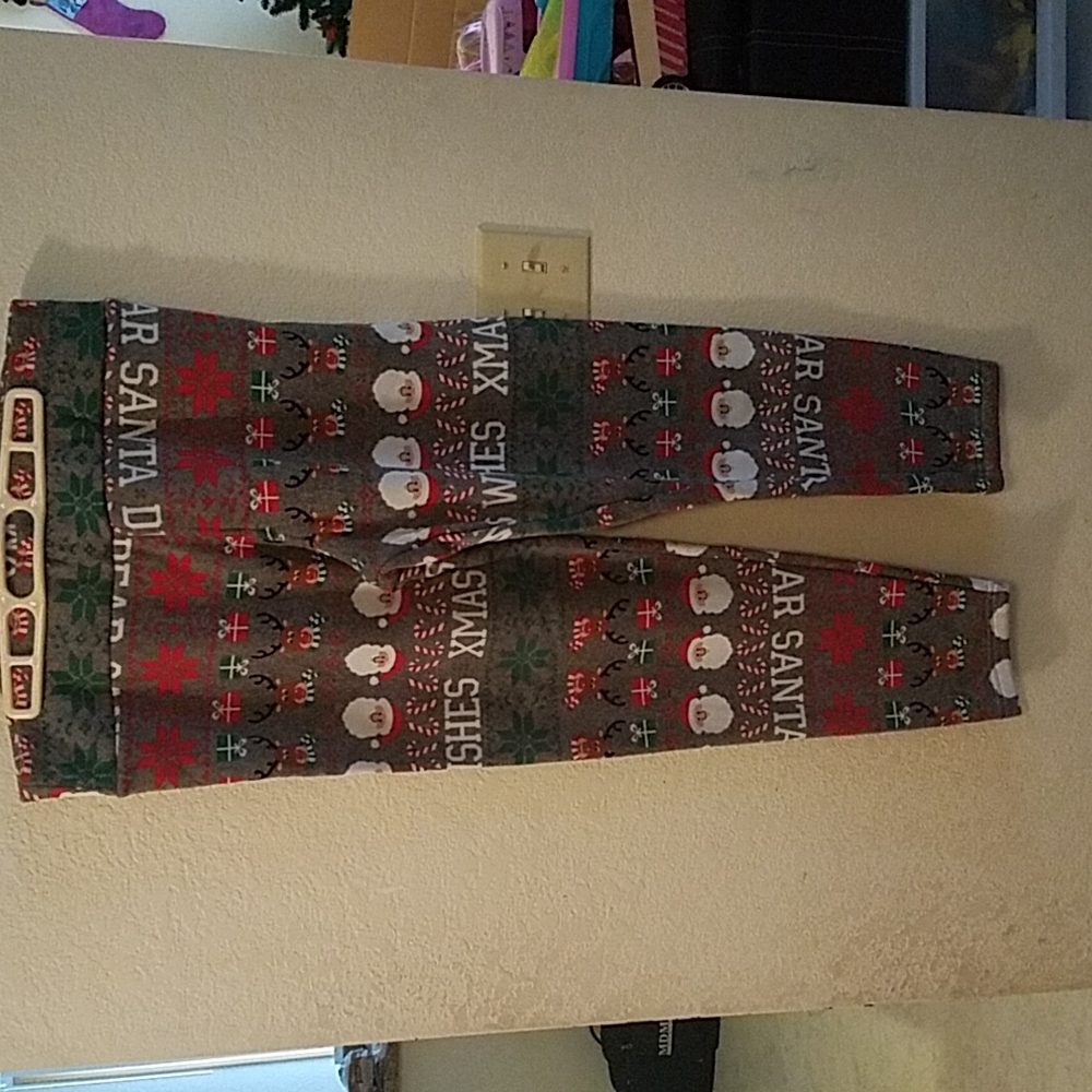 No boundaries, size XXL (19), Christmas themed.